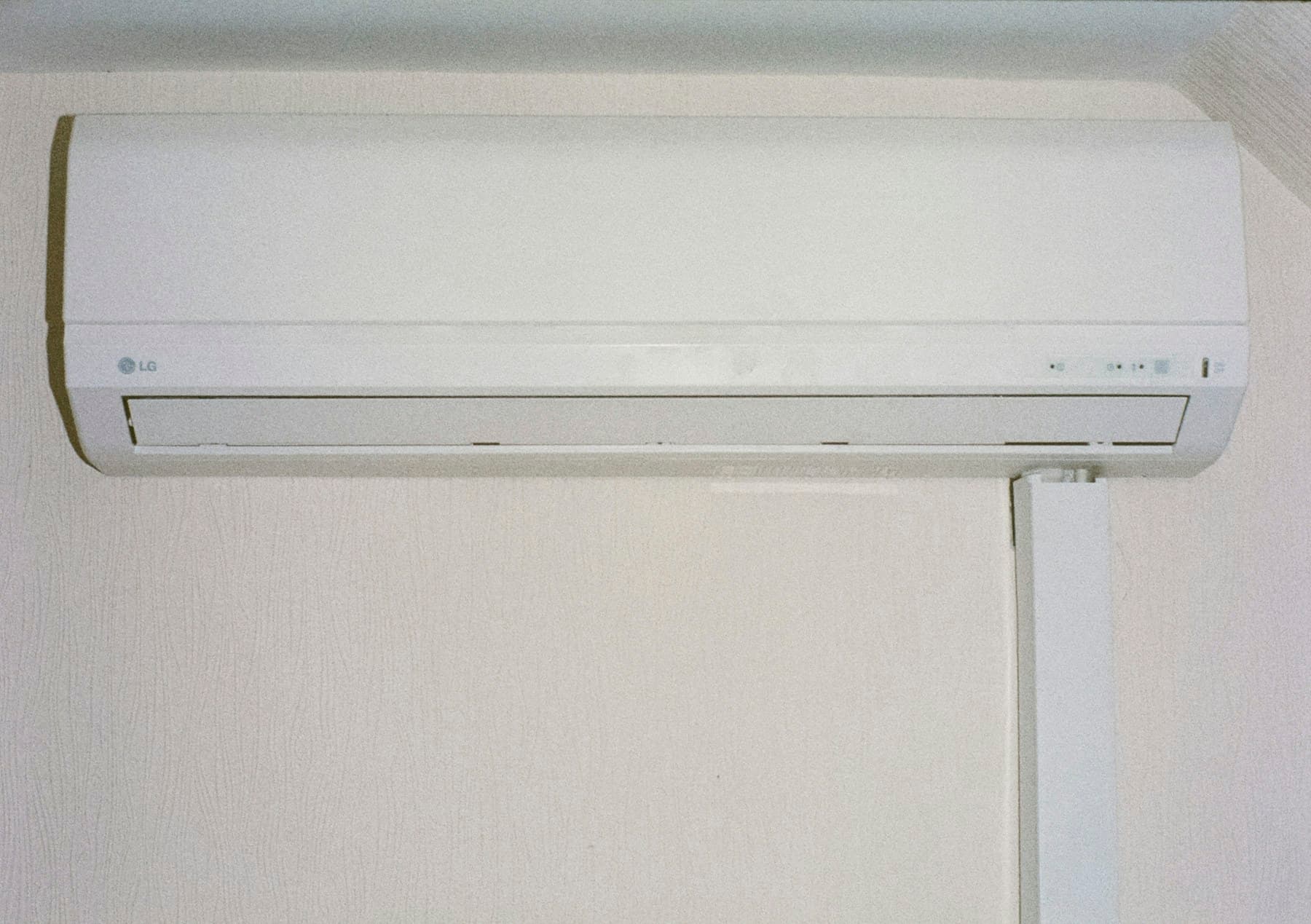 Moderne wandairco in een rustig interieur