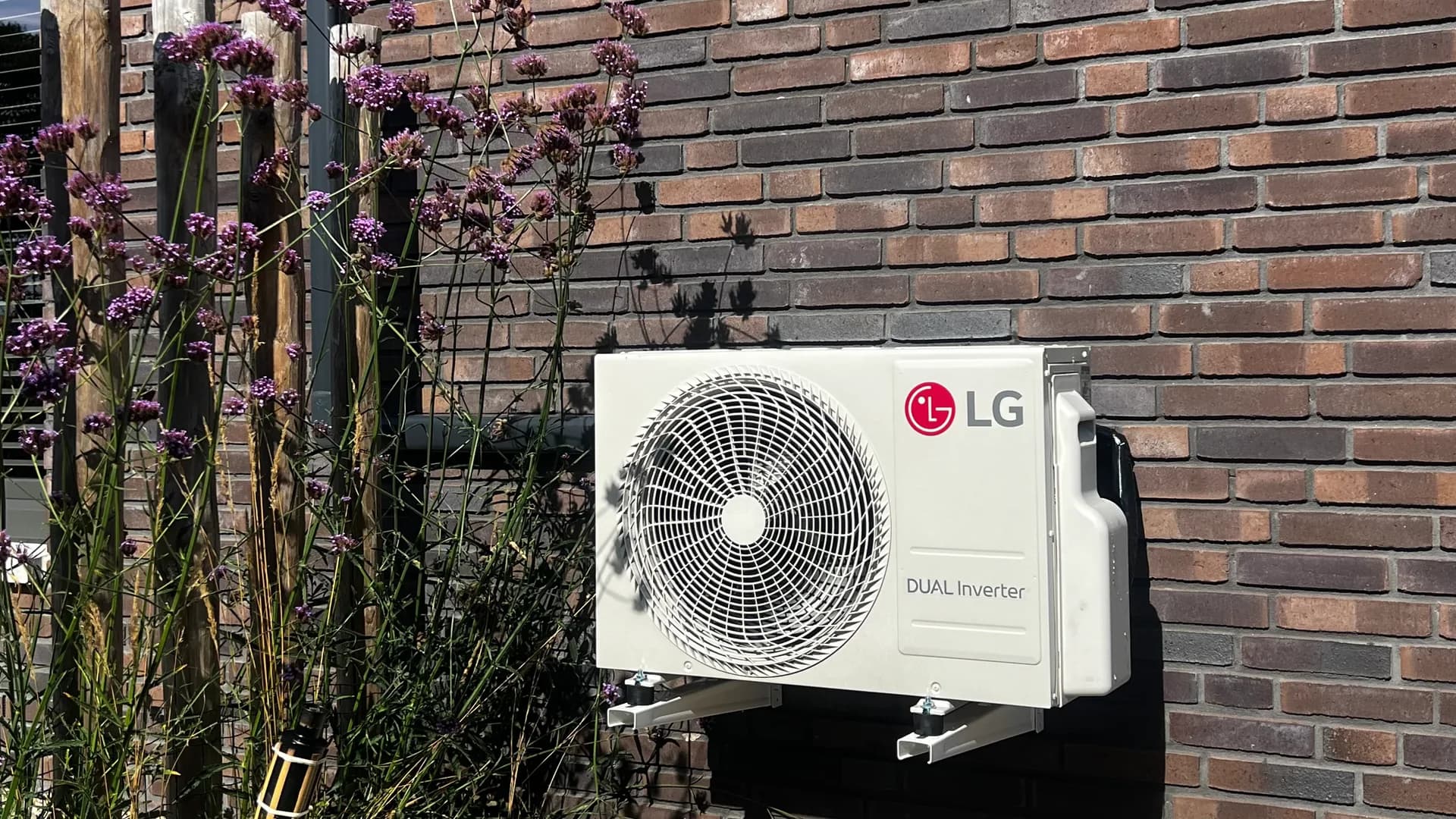 LG airco-buitenunit gemonteerd aan een bakstenen gevel